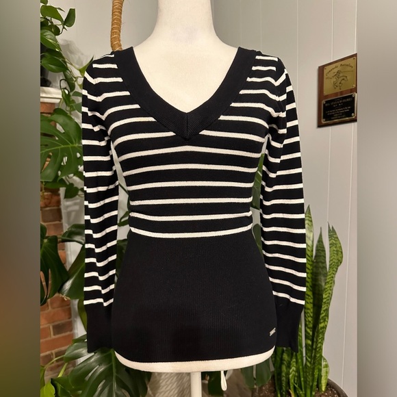 🛍️Guess + Jean Authentic Black, White striped cute top/ sweater Size SP - Picture 4 of 9